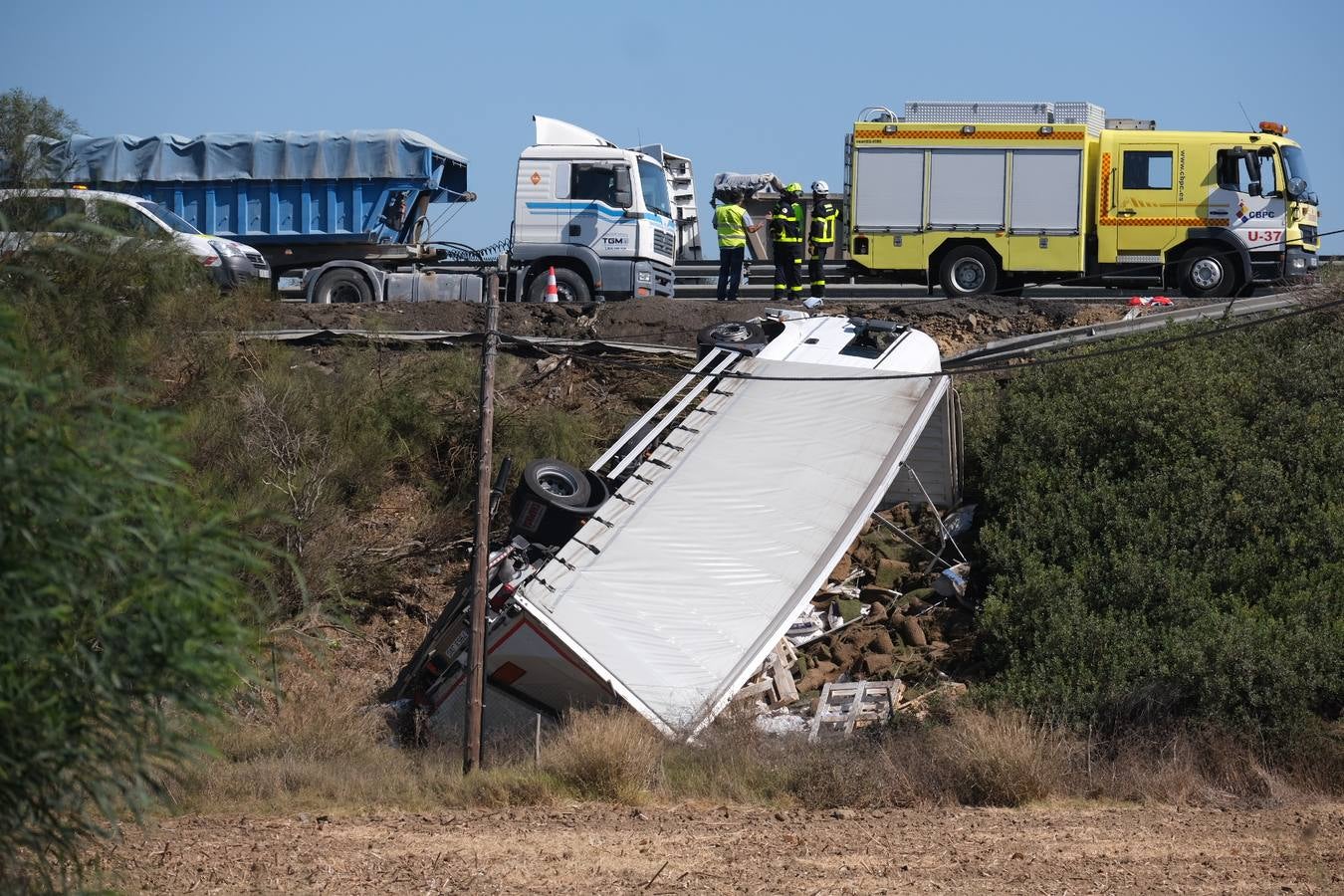 FOTOS: Un accidente cae por un terraplén