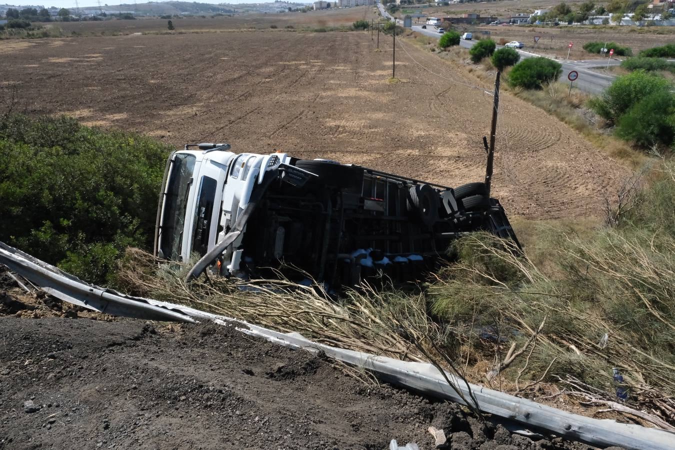 FOTOS: Un accidente cae por un terraplén