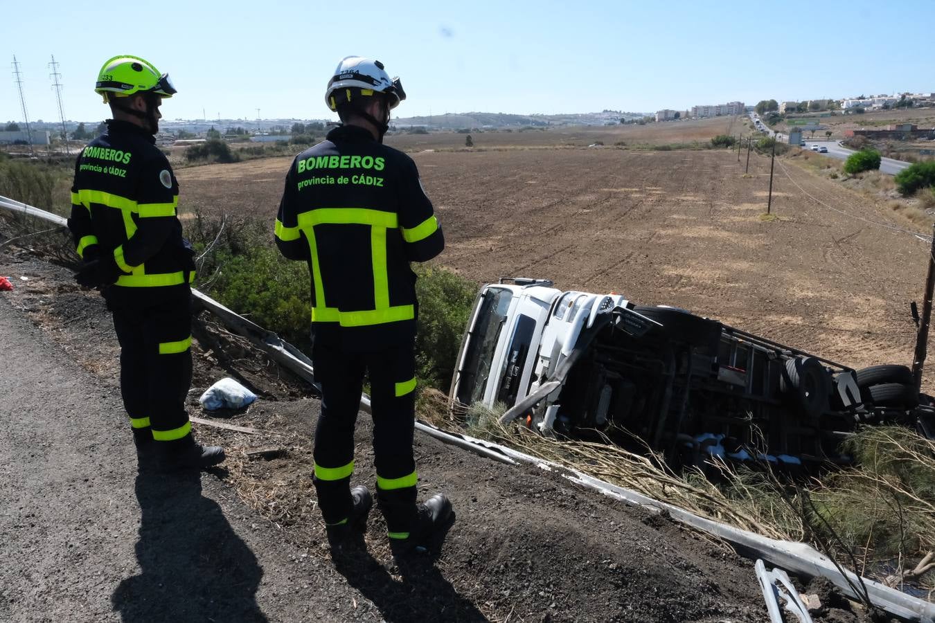 FOTOS: Un accidente cae por un terraplén