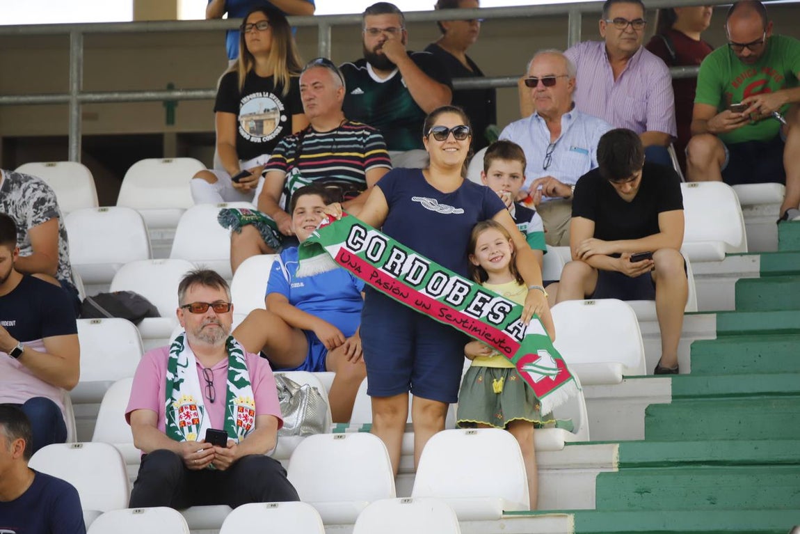 El ambiente en las gradas del Córdoba-Cádiz B, en imágenes