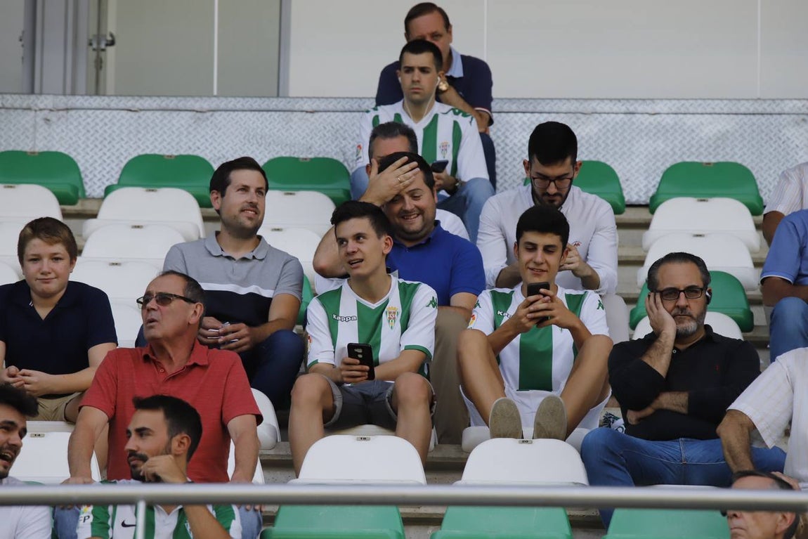 El ambiente en las gradas del Córdoba-Cádiz B, en imágenes