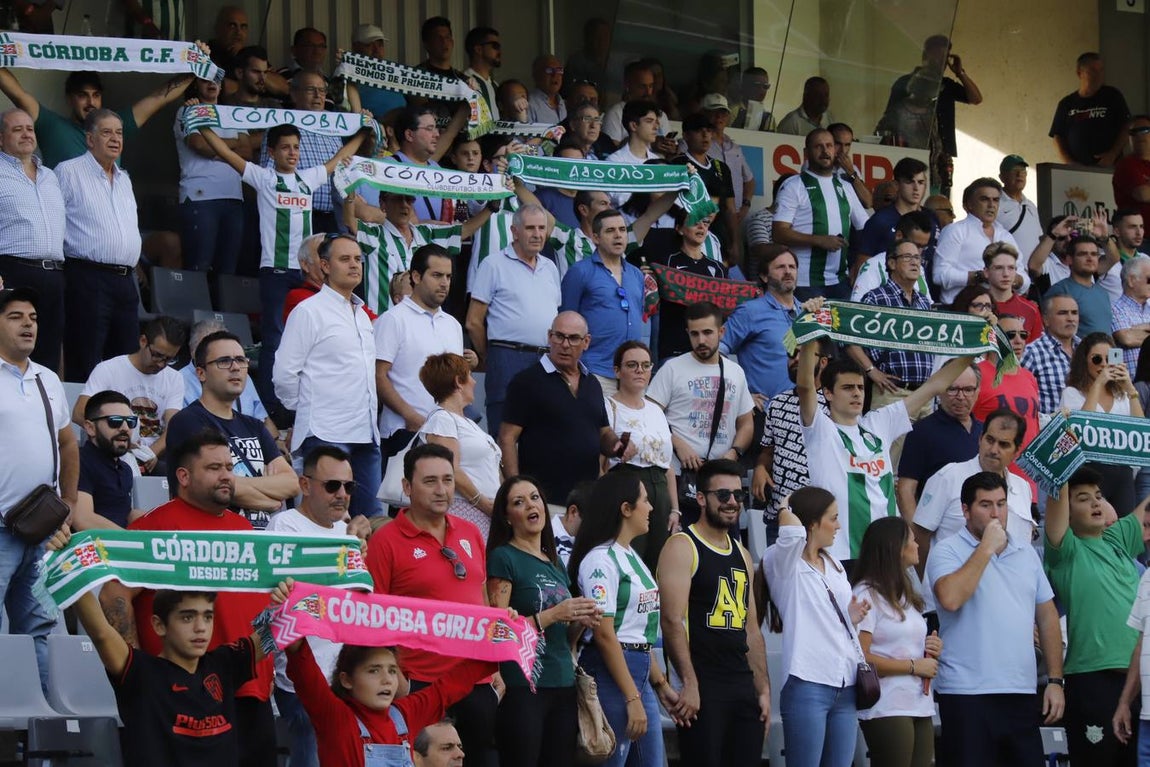 El ambiente en las gradas del Córdoba-Cádiz B, en imágenes