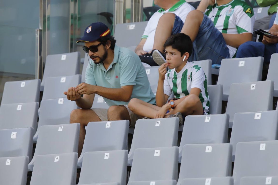 El ambiente en las gradas del Córdoba-Cádiz B, en imágenes