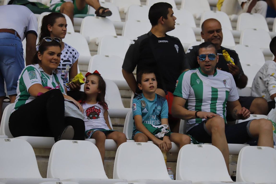 El ambiente en las gradas del Córdoba-Cádiz B, en imágenes