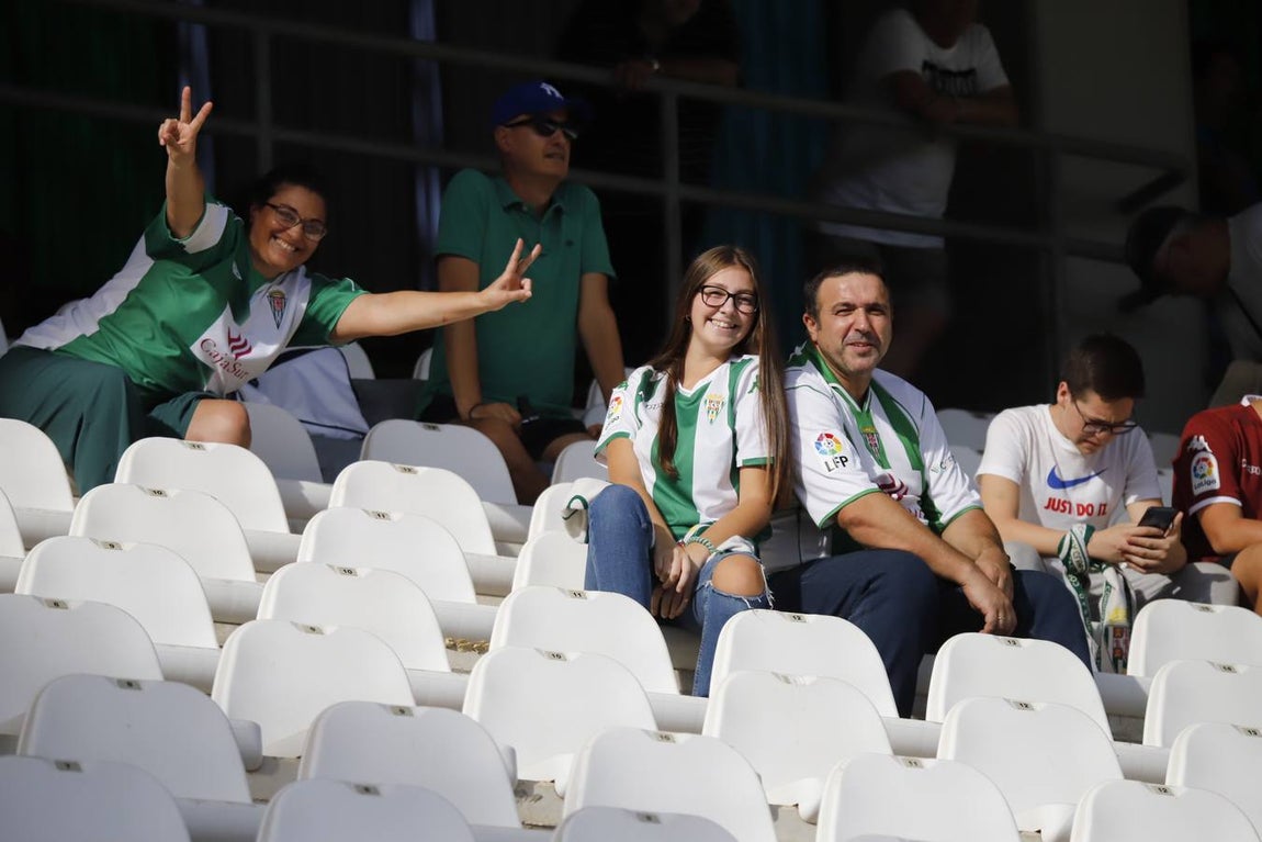 El ambiente en las gradas del Córdoba-Cádiz B, en imágenes