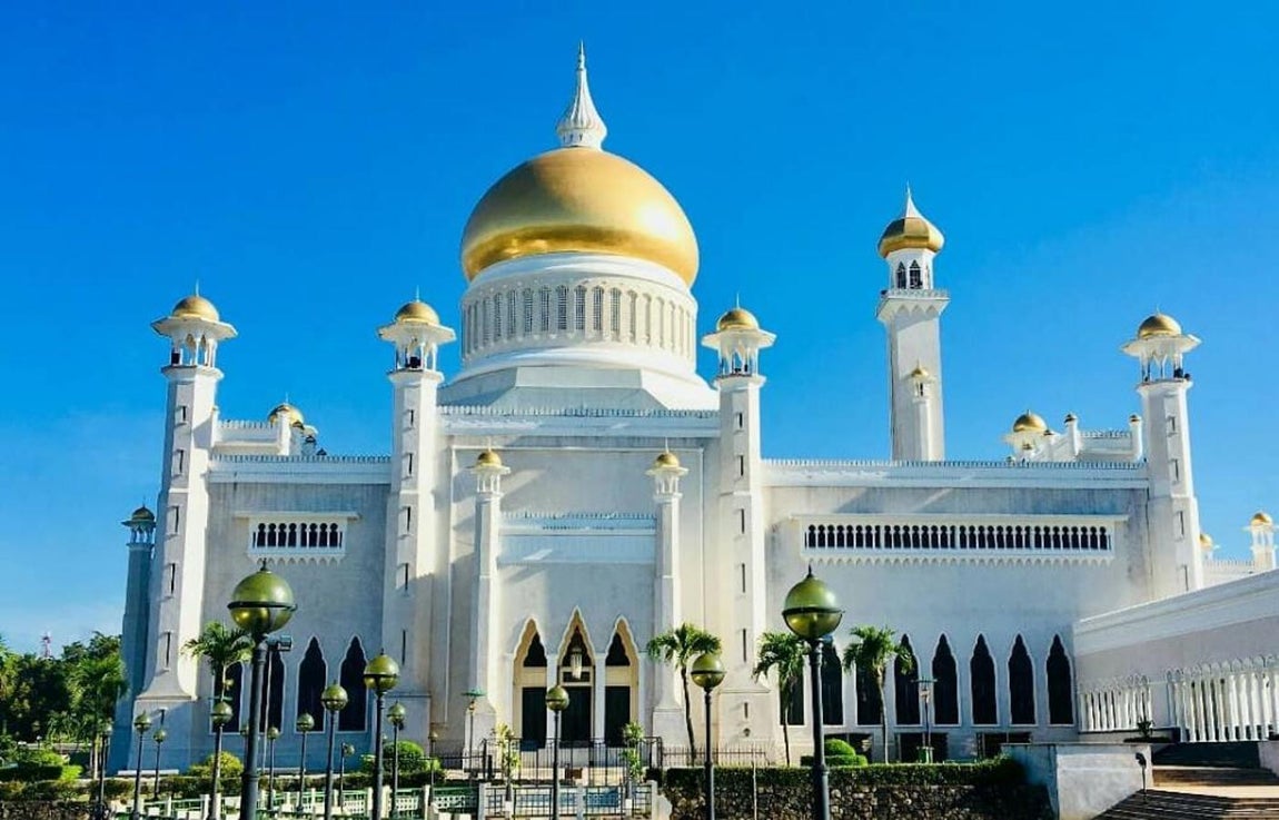 Istana Nurul Imán, Brunei. La residencia real del Sultán de Brunei se construyó en 1984 y siguie siendo de uso exclusivo para el mandatario y sus invitados, que se alojarán cómodamente en las 1788 suites habilitadas. Alzarlo costó 1,2 mil millones de euros