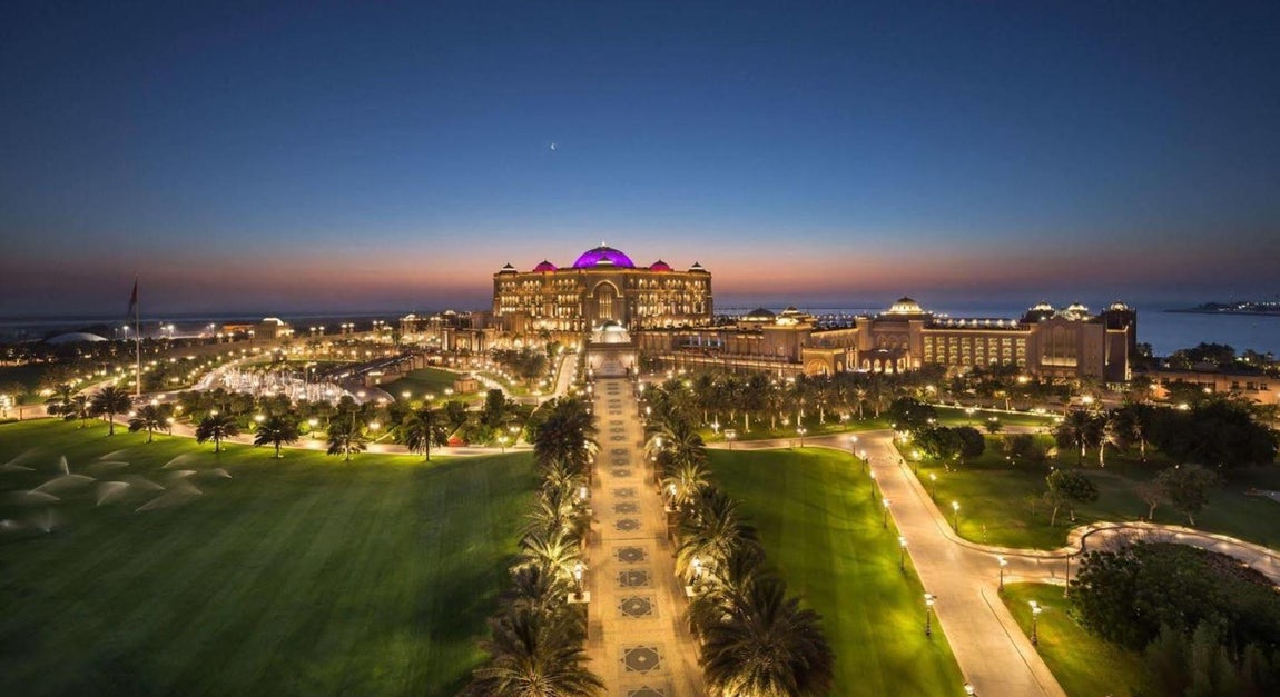 Emirates Palace, Abu Dabi. Aunque su nombre pueda llevar a equívocos, el complejo no acoge a ningún monarca. Es un hotel de lujo que integra 394 residencias, dos spas, tiendas de lujo y restaurantes. Abrió sus puertas en 2005 y costó 2,7 mil millones de euros.