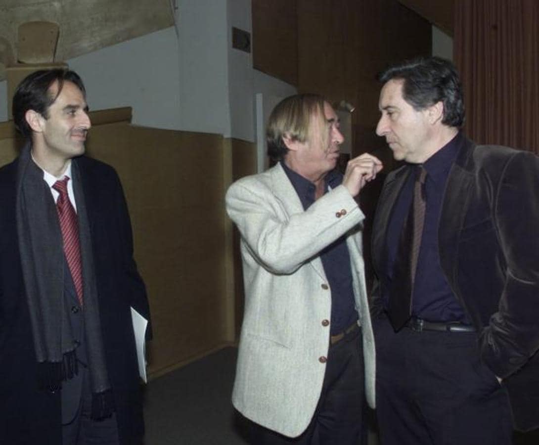José Oneto, junto a Iñaki Gabilondo, en la presentación del libro de Jon Sistiaga «Ninguna guerra se parece a otra» (año 2004). 