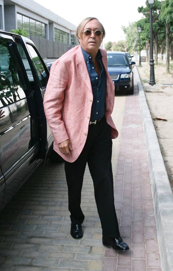 José Oneto acude a la capilla ardiente por el escritor Jaime Campmany, en junio de 2005. 