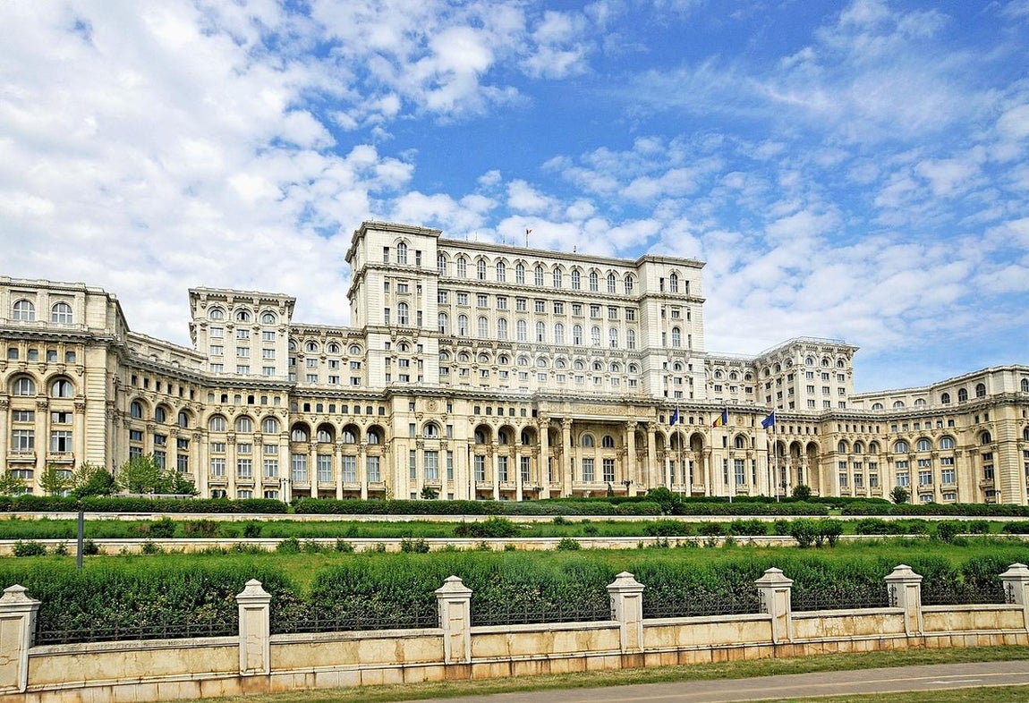 Palacio del Parlamento, Rumanía. Construir el colosal complejo de Bucarest para Nicolae Ceaușescu la desaparición de las viviendas y edificios que se alzaban en las hectáreas que ocupa. Cientos de trabajadores murieron durante la construcción del edificio. Está valorado en 3,5 mil millones de euros