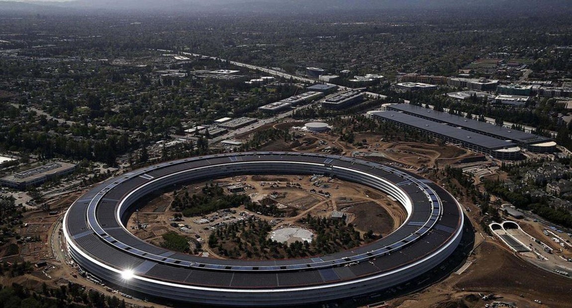 Parque Apple, California. La empresa tecnológica más rica del mundo tiene un edificio a su altura en la región californiana de Cuppertino. Costó aproximadamente 4,5 mil millones de dólares