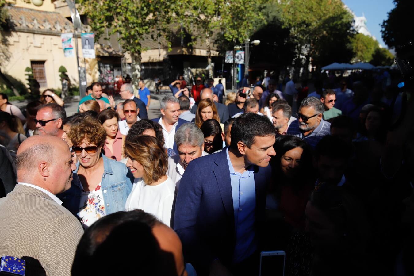 El paseo de Pedro Sánchez por Córdoba, en imágenes