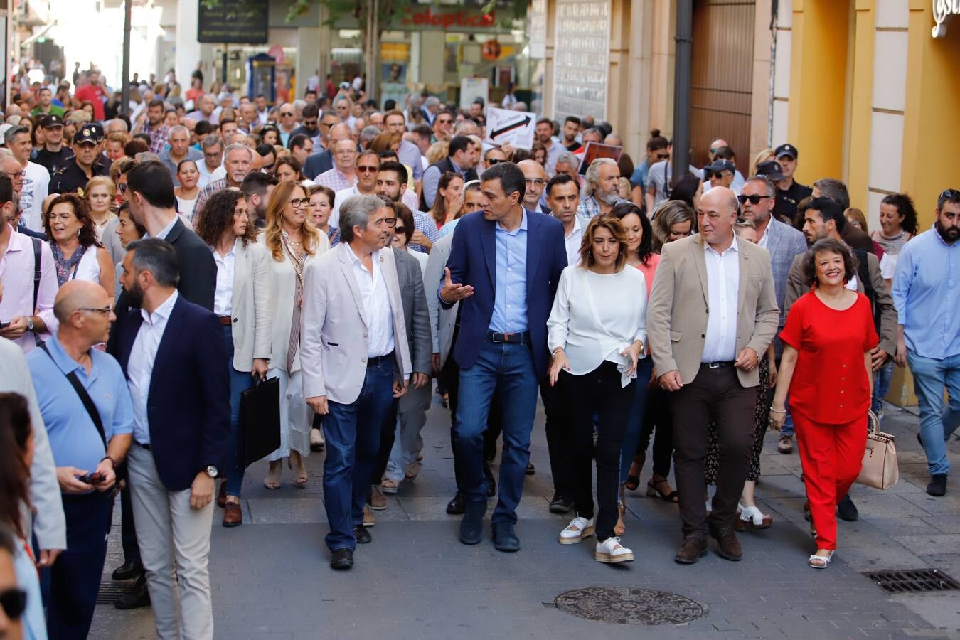 El paseo de Pedro Sánchez por Córdoba, en imágenes