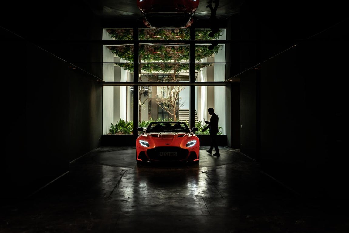 Villa Cullinam. Hasta su garaje es de diseño y tiene capacidad para una flota considerable de coches. Entre sus zonas de capricho destacan una bodega y una sala de cine