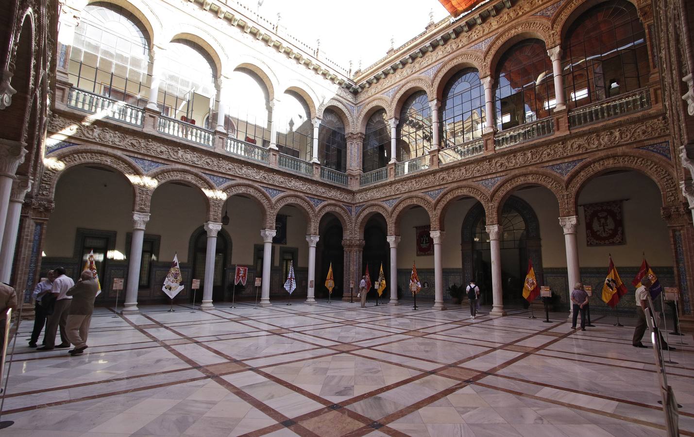 Exposición de banderas históricas en la Capitanía General