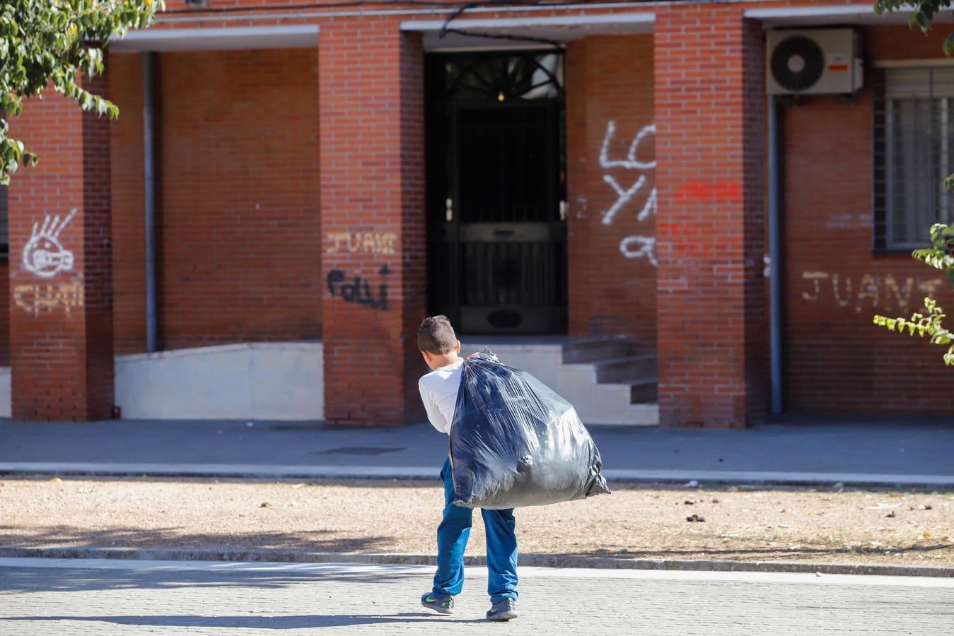 En imágenes, la suciedad que habita en algunas zonas de Las Moreras