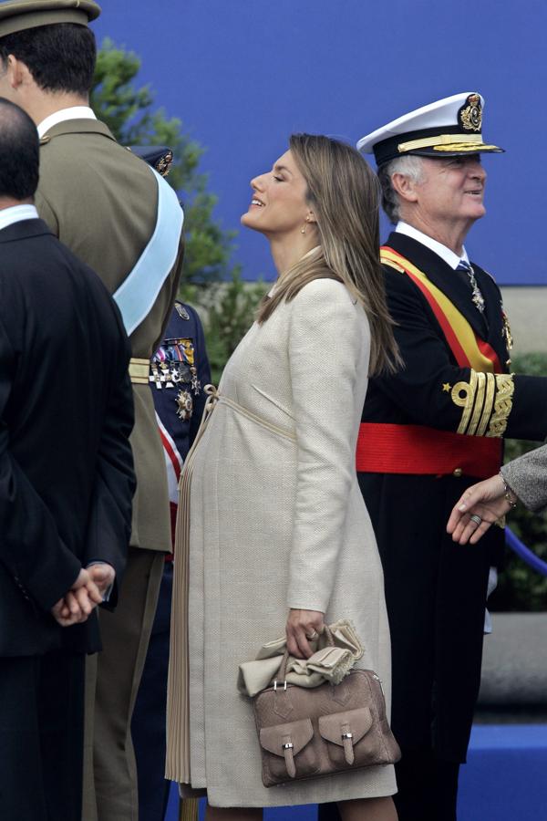 2005. Se encontraba en un estado avanzado de embarazo, por lo que no le tuvo que ser nada fácil entontrar un «look» cómodo y a la vez perfecto para la ocasión. Felipe Varela atinó con un vestido plisado de color crema y abrigo beis, también de Felipe Varela
