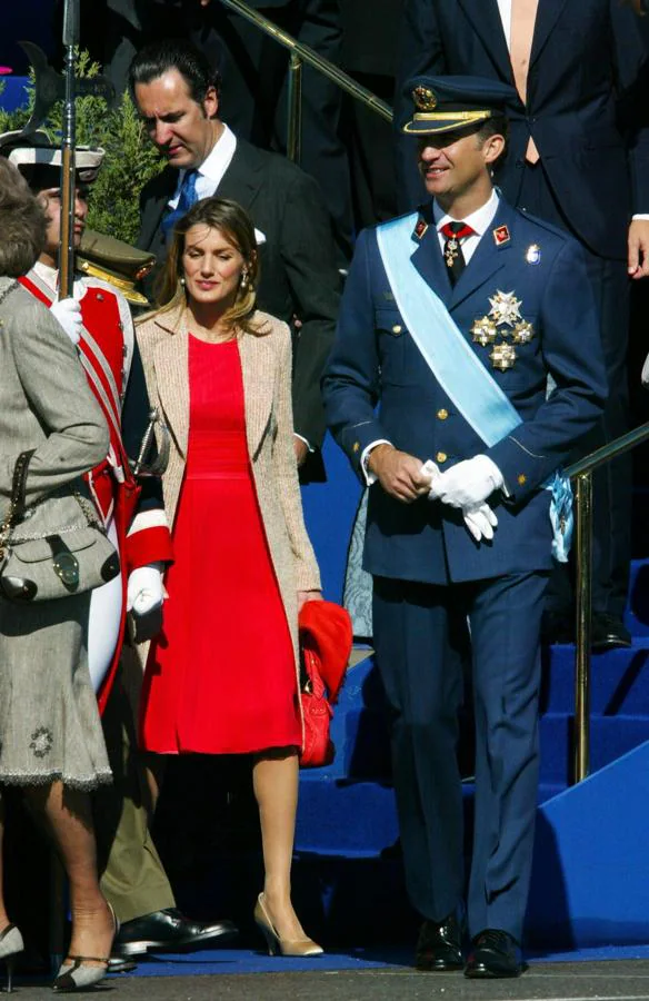 2006. Este año fue el único en el que la Reina Doña Letizia optó por un vestido en su color fetiche: el rojo. Para acompañar el conjunto de Felipe Varela optó por un abrigo en color beis, también del mismo diseñador