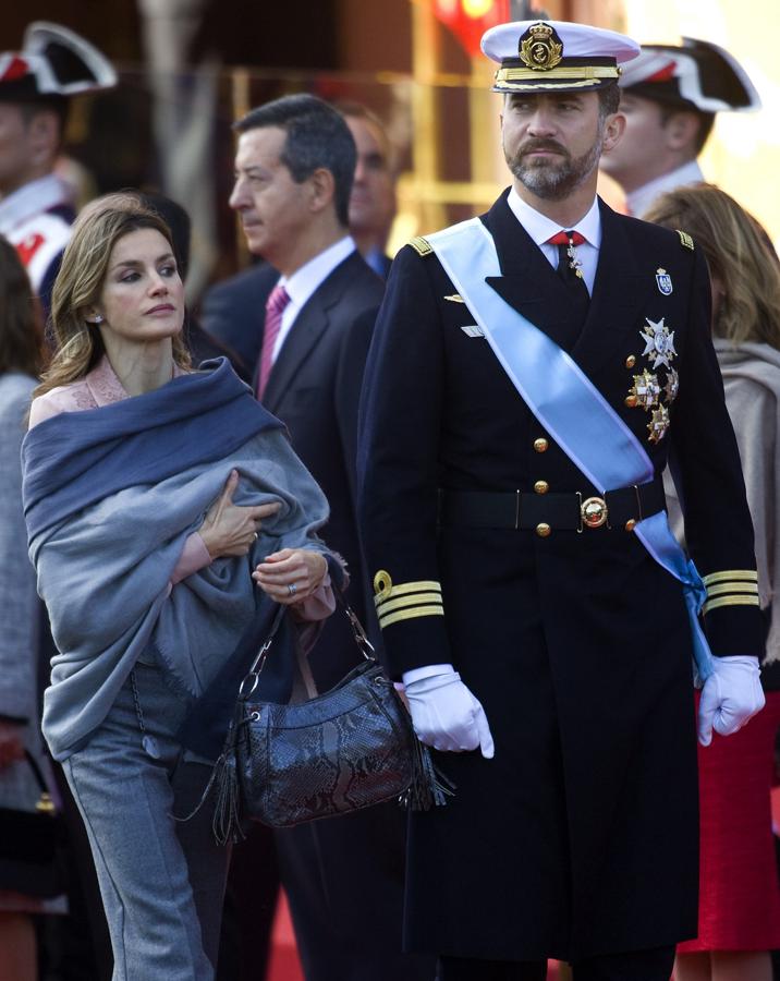 2010. Fue la única ocasión en la que optó por unos pantalones, pese a que el protocolo señalaba vestido o falda