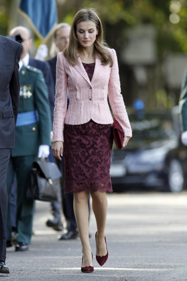 2013. La Reina Letizia optó por un vestido de encaje de manga francesa y transparente en tono granate que combinó con una chaqueta de tweed de algodón y seda en color rosa. Como suele ser habitual sus salones eran de la firma Magrit, al igual que la cartera de mano