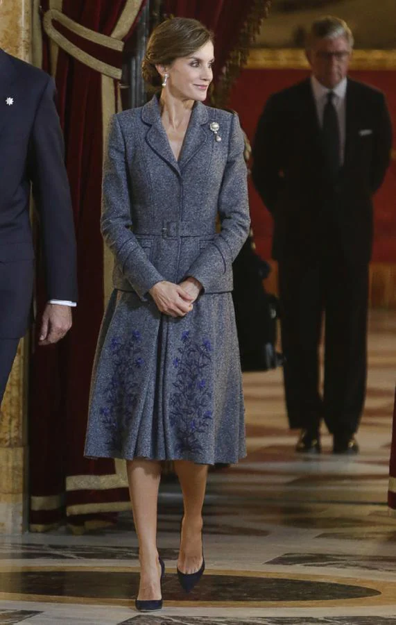 2017. La Reina optó ese año por un traje de chaqueta gris azulado, de Felipe Varela, con un bordado en la falda y un broche con perla en la solapa