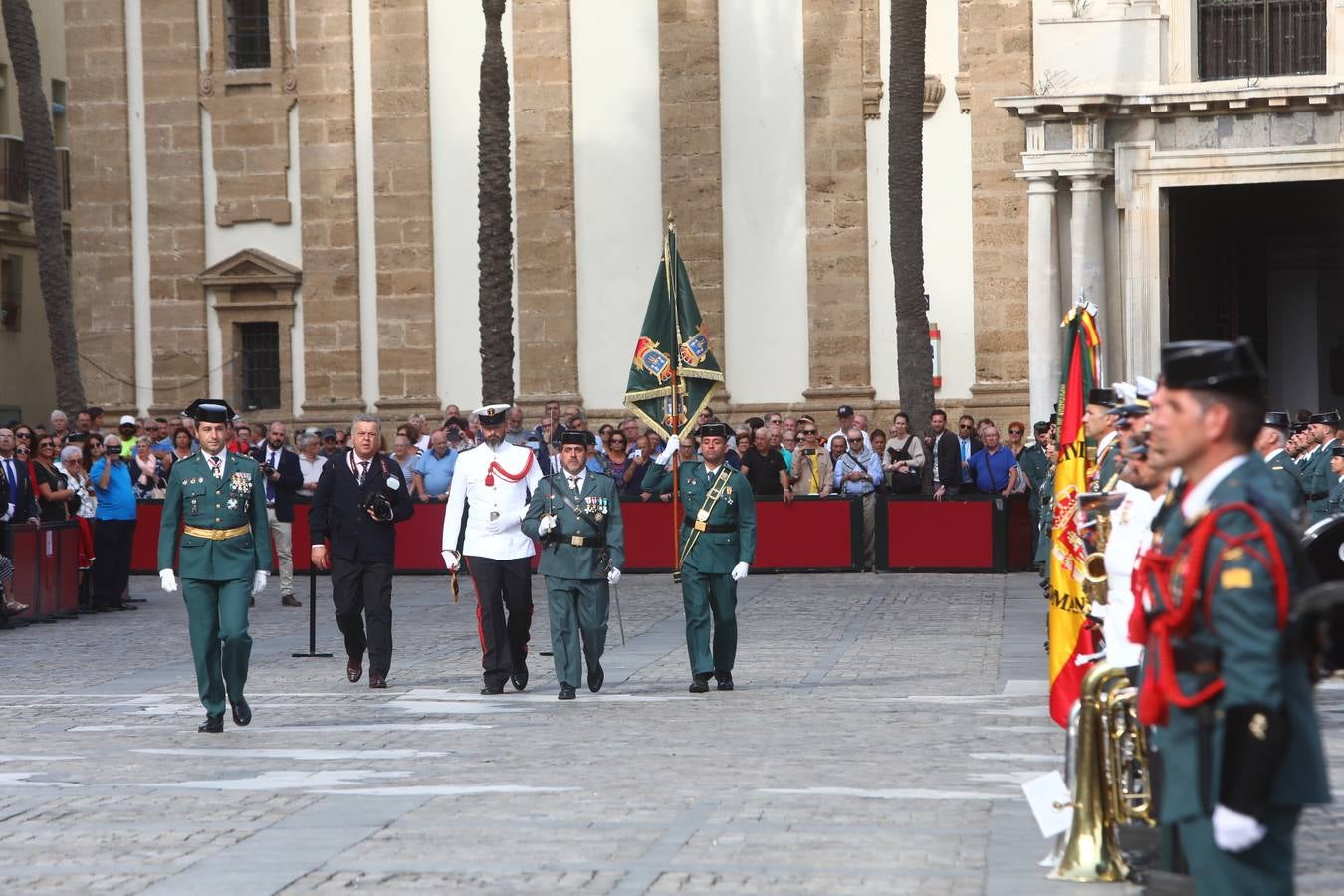 La Guardia Civil celebra el Día de la Virgen del Pilar en la Catedral de Cádiz