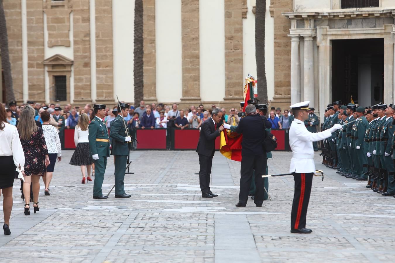 La Guardia Civil celebra el Día de la Virgen del Pilar en la Catedral de Cádiz