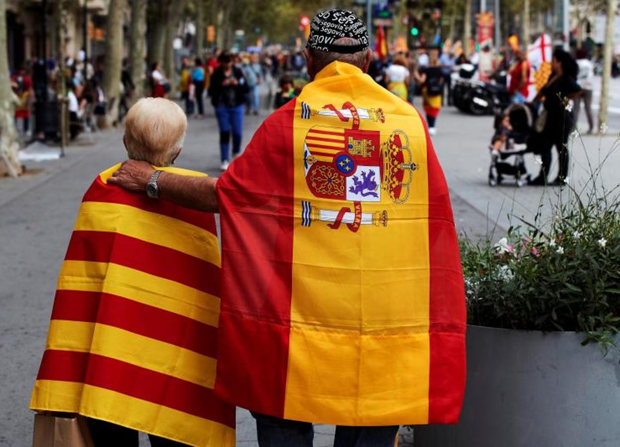 Vista de la manifestación convocada por diferentes entidades favorables a la unidad de España, con el apoyo de Cs, el PP y Vox en Barcelona. 