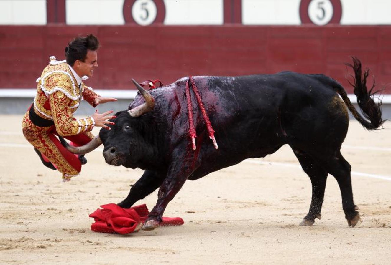 En imágenes: así ha sido la grave cornada de Gonzalo Caballero en Las Ventas