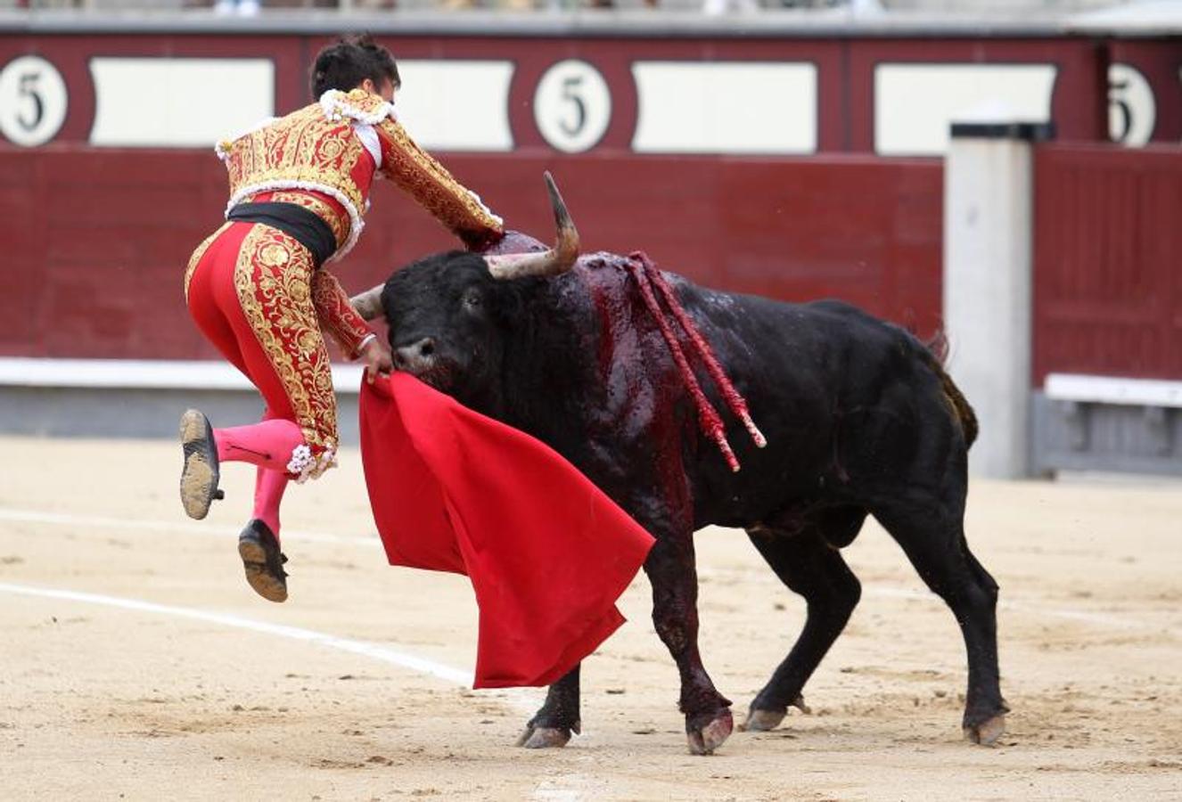 En imágenes: así ha sido la grave cornada de Gonzalo Caballero en Las Ventas