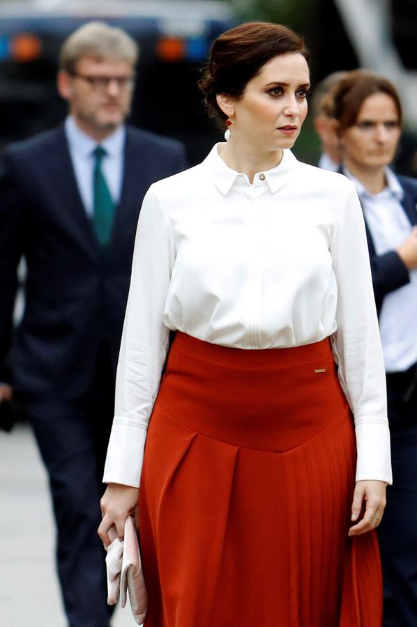 Del «look» de Isabel Díaz Ayuso ha destacado la falda alta de vuelo que ha lucido con una camisa blanca. 