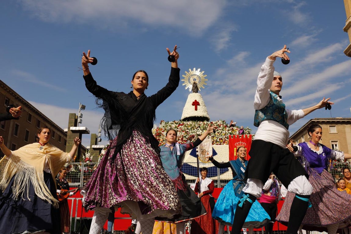 Jotas a los pies de la Patrona. La jornada es una larde de folclore aragonés y de los múltiples rincones de España y del mundo que están representados en la Ofrenda.