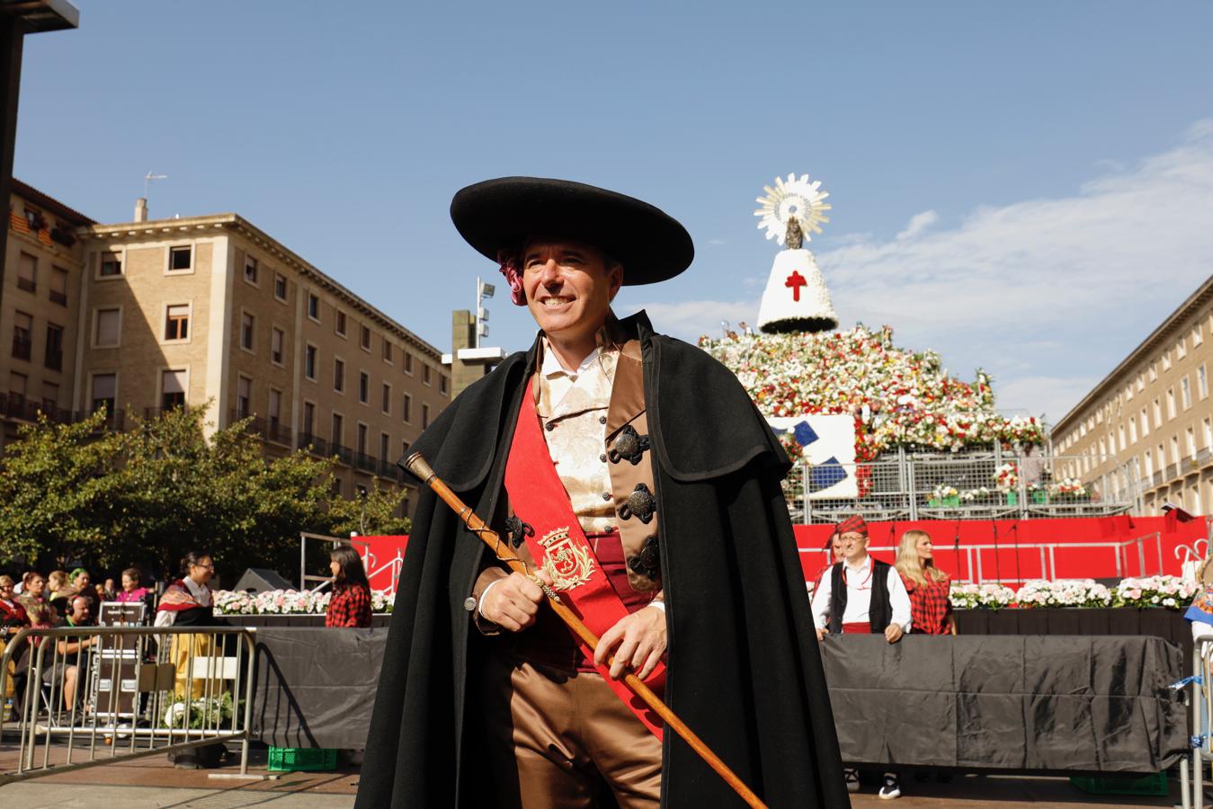 El alcalde de Zaragoza, con un traje típico del siglo XVIII. El alcalde de Zaragoza, Jorge Azcón, ha participado en la Ofrenda ataviado con un traje que sigue el diseo de los que vestían los miembros de la Corporación municipal en el siglo XVIII