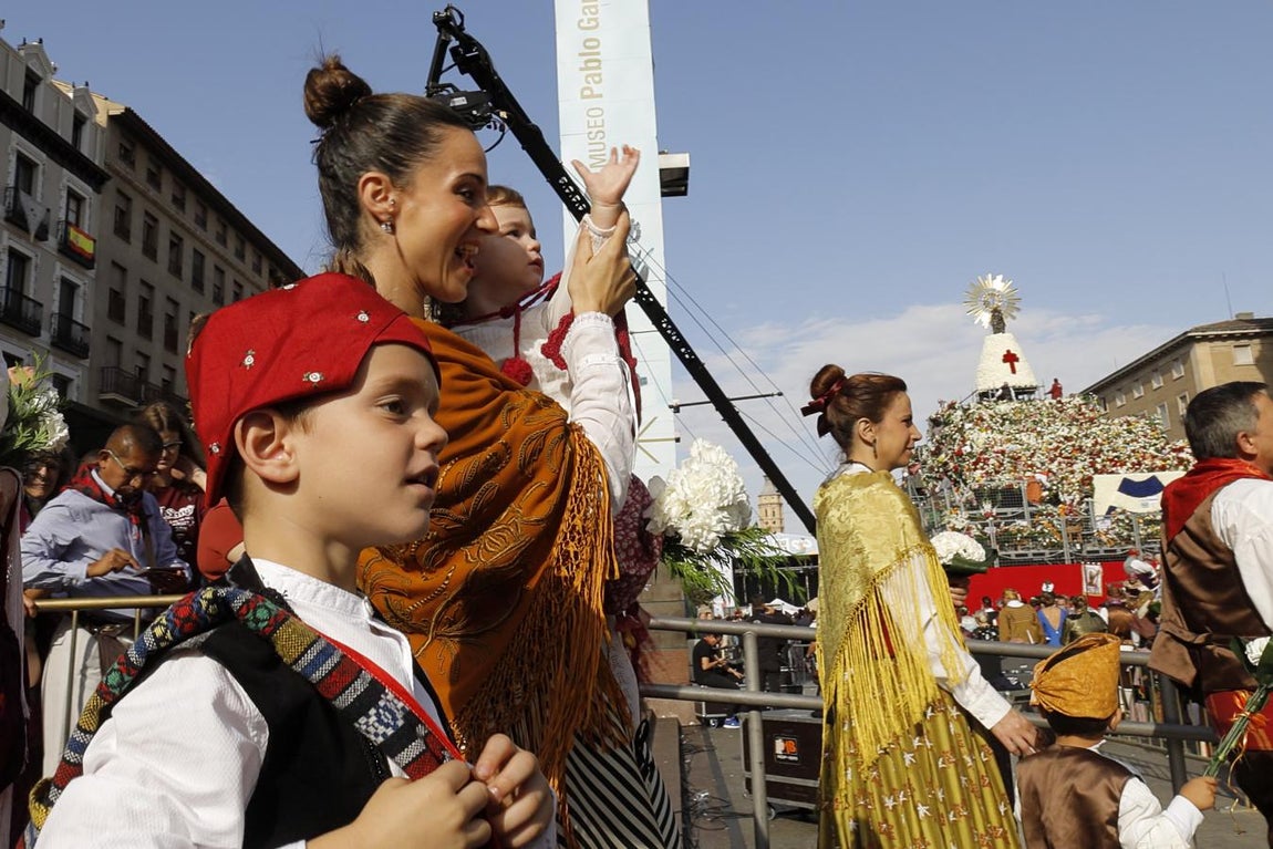 Una jornada de fiesta en familia. En la Ofrenda es abundante la participación de familias al completo, a menudo con niños de muy corta edad
