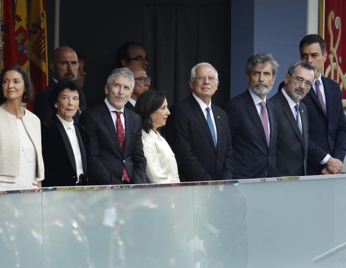 La ministra de Industria Reyes Maroto, la ministra de Educación Isabel Celaá, el ministro del Interior Fernando Grande Marlaska, la ministra de Defensa Margarita Robles, el ministro de Exteriores Josep Borrell, el presidente del Supremo Carlos Lesmes, el presidente del Senado Manuel Cruz y el presidente del gobierno Pedro Sánchez durante el desfile. 