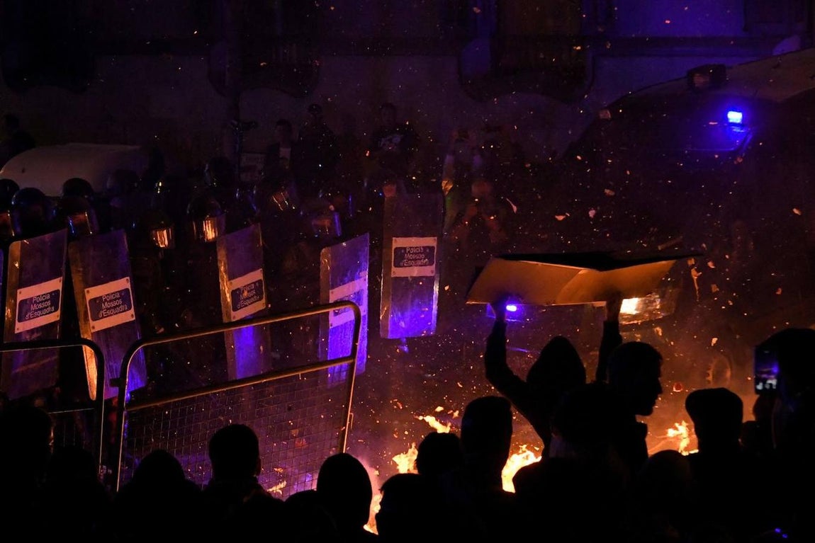 En esta segunda concentración, los Mossos d'Esquadra han cargado contra los grupos de personas que han lanzado objetos contundentes contra los agentes y han prendido una hoguera frente al cordón policial. 