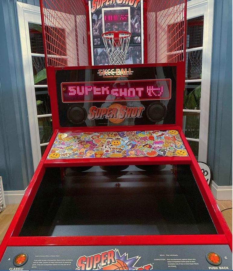 Vivir jugando. La tecnología de uso lúdico está  muy presente en su mosaico de Instagram, uno de sus artículos más aparatosos es una máquina para jugar al baloncesto