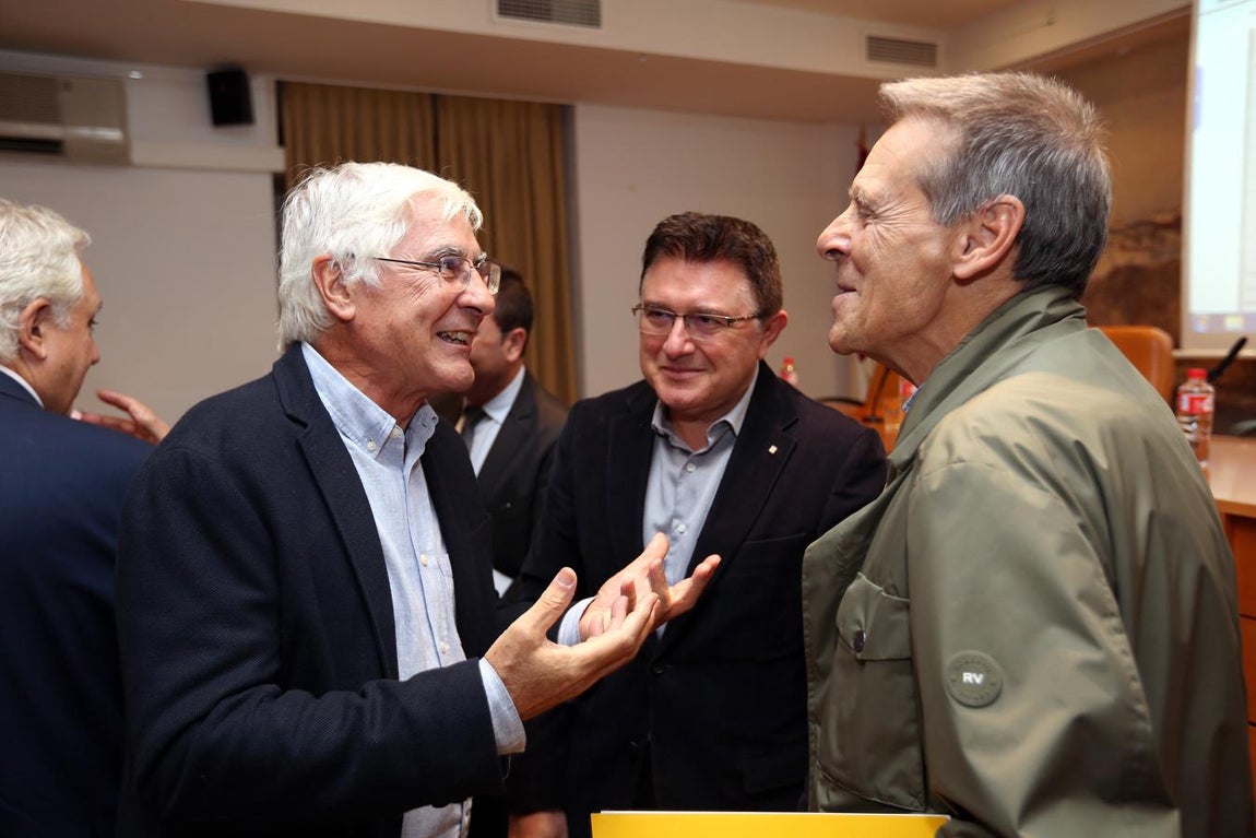 José María Barreda y Jesús Fuentes, conversan en presencia del concejal Teo García. 