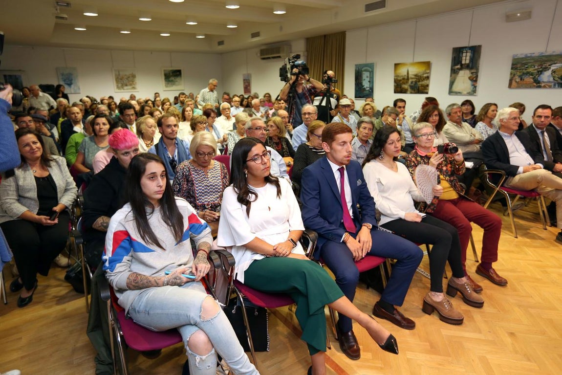 Como muestra de aprecio y respeto, numeroso público se ha sumado a este acto. 