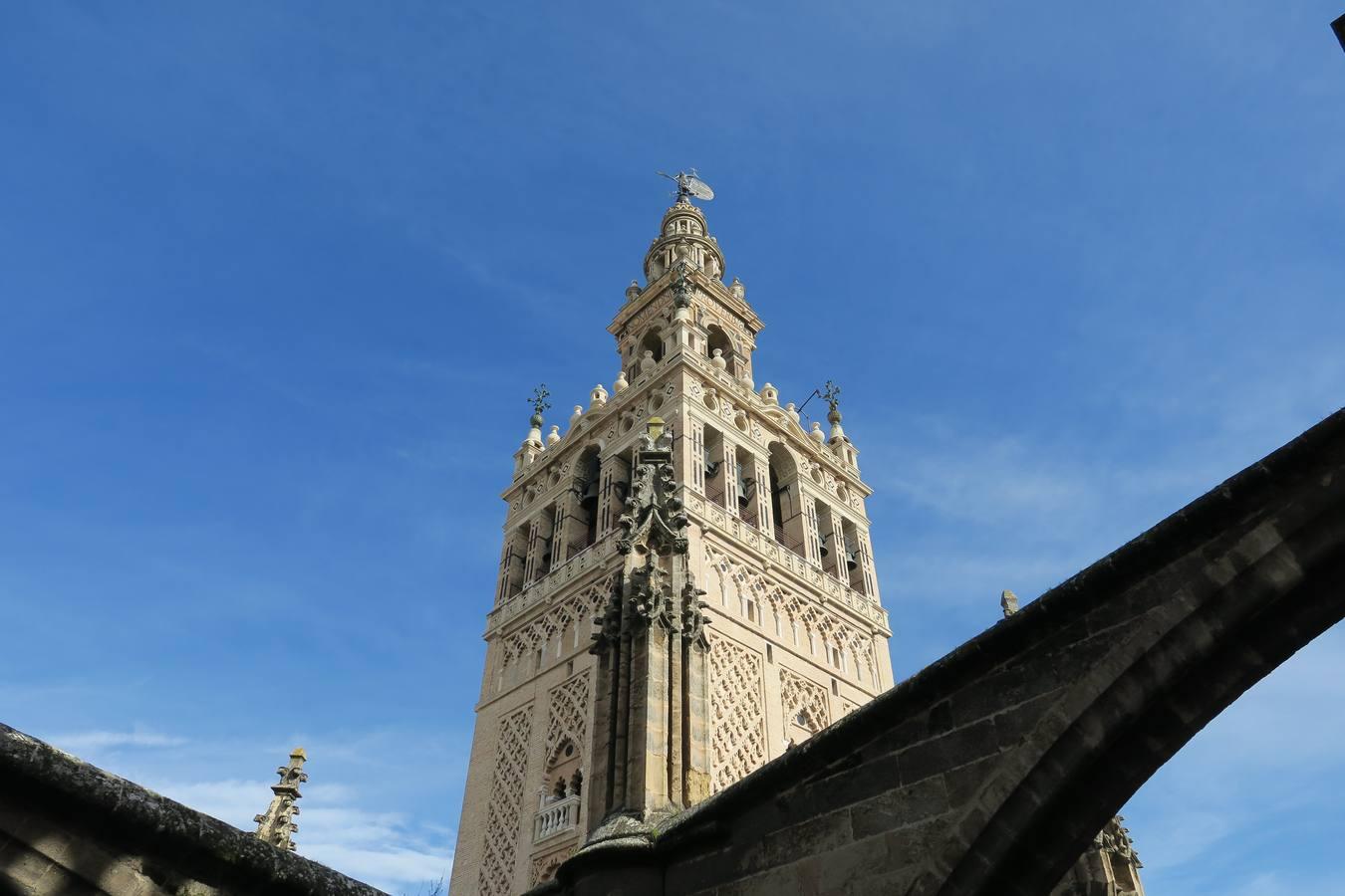 Fotogalería: la Giralda de Sevilla recupera su color original