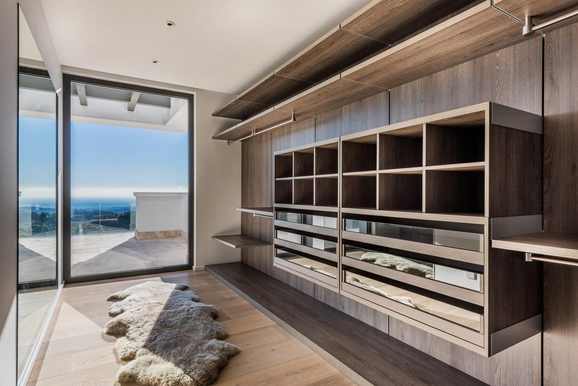 Villa Heaven 11. Villa Heaven 11 ha sido diseñada no solo como una propiedad de exhibición, sino también como una parte integral del paisaje, gracias a un enfoque creativo que considera que el exterior de la casa es tan importante como el interior.