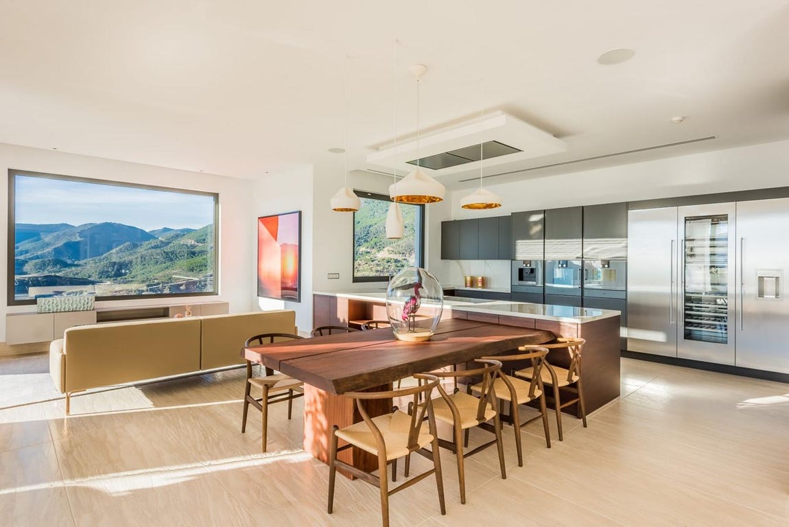 Villa Heaven 11. Sus grandes ventanales y sus espacios abiertos le aportan a todas las estancias una gran luminosidad que hace prácticamente innecesario poner la luz, lo cual supone un ahorro energético considerable.