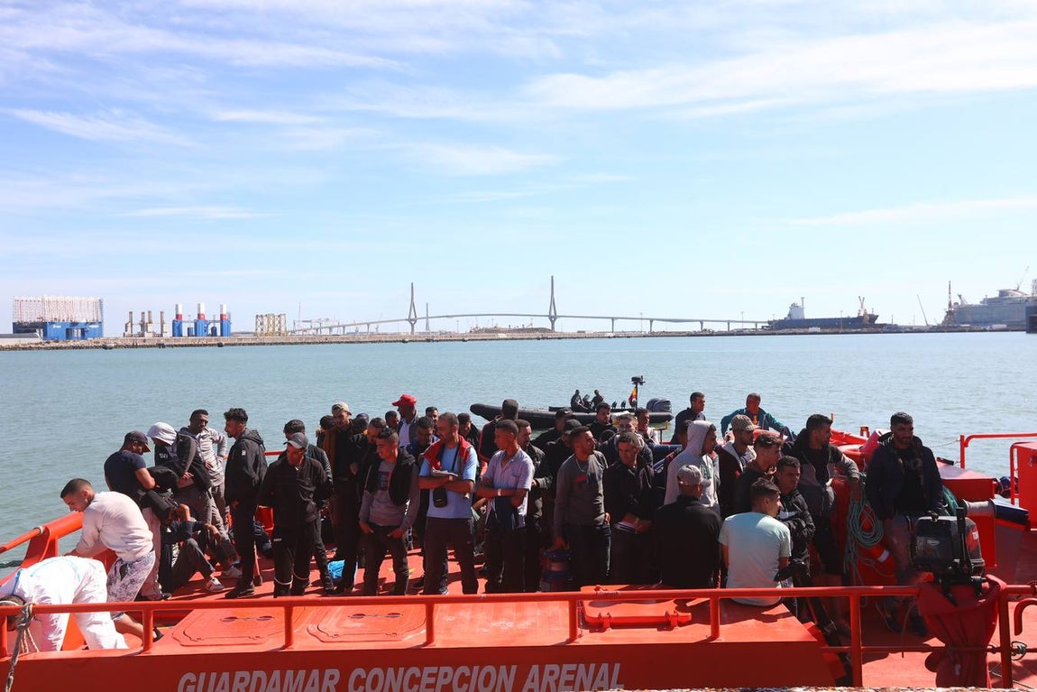 FOTOS: Un centenar de inmigrantes llega a Cádiz