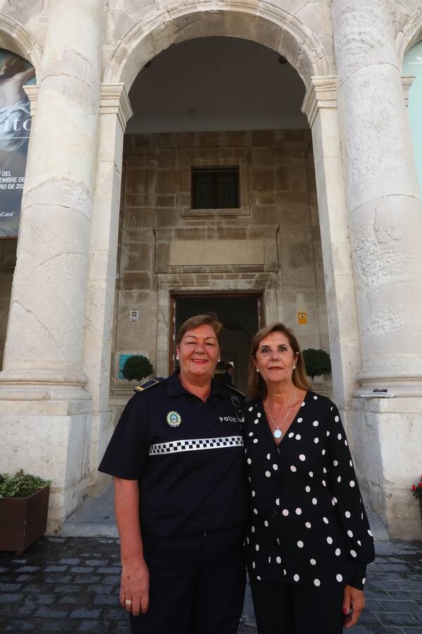 En imágenes, el homenaje a las primeras mujeres policías en Cádiz