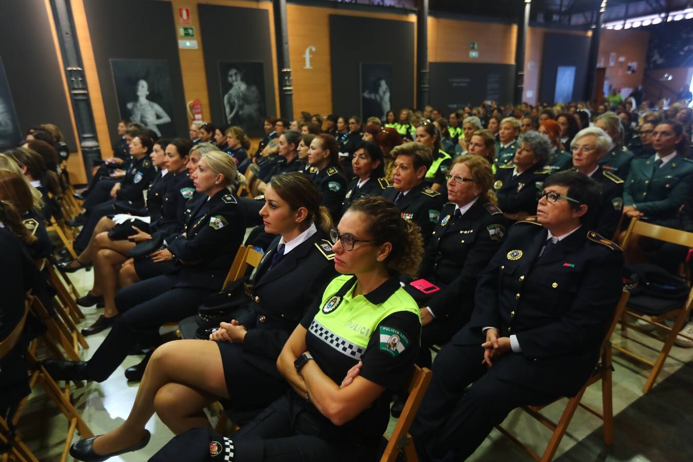 En imágenes, el homenaje a las primeras mujeres policías en Cádiz
