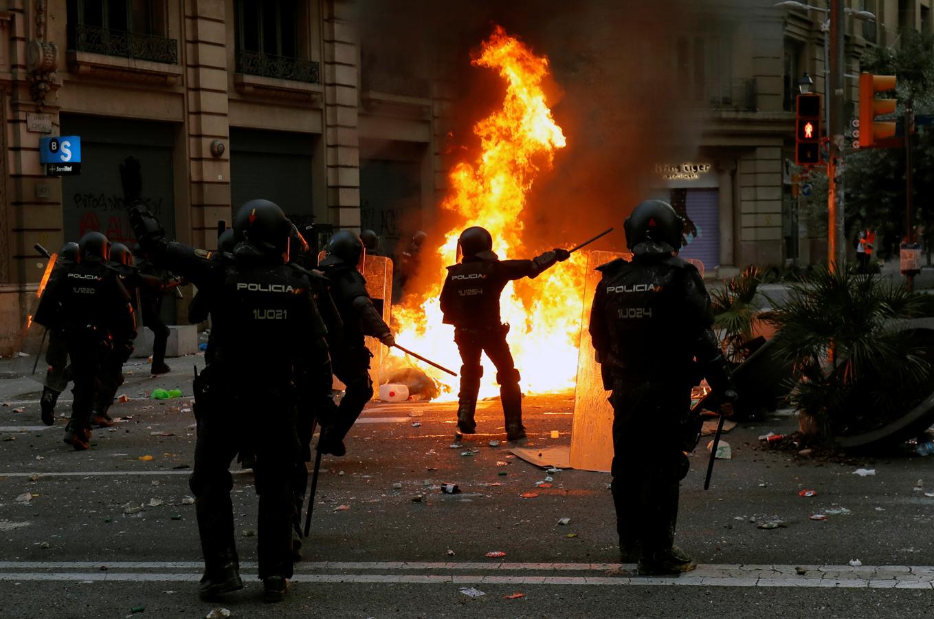 La situación en la plaza Urquinaona está descontrolada. La Policía Nacional se refuerza y usa pelotas de goma y gas pimienta contra los radicales. Los manifestantes gritan «independencia», al tiempo que lanzan piedras a la línea policial. 