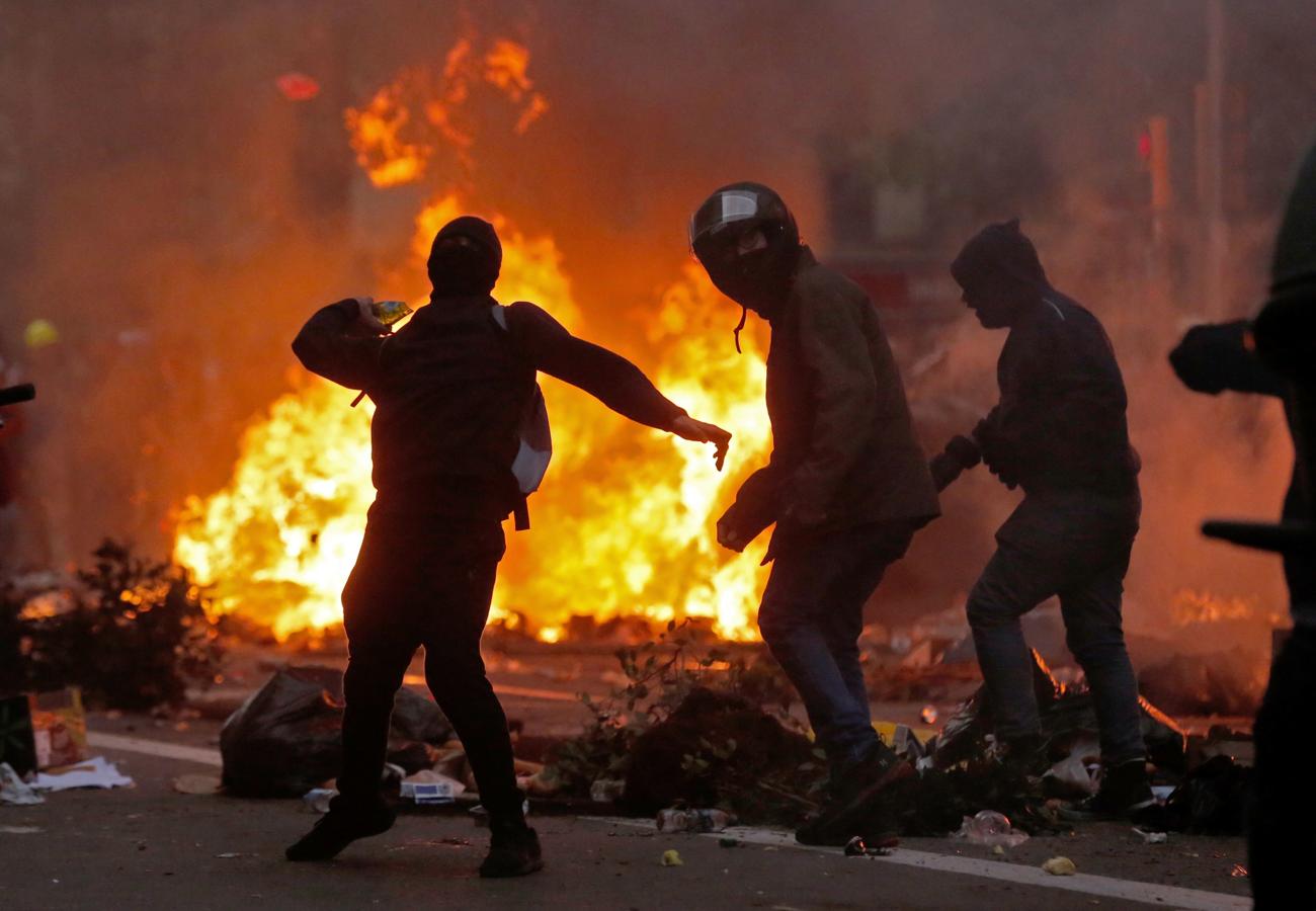 Los CDR hacen suyos a los violentos de Vía Layetana que se enfrentan a la Policía Nacional. 