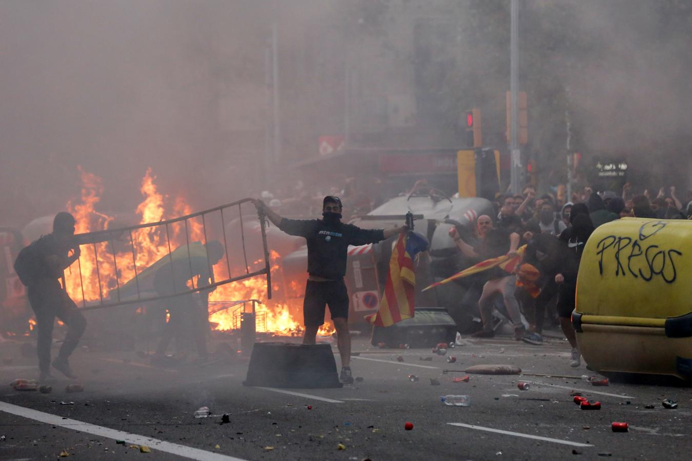 La línea de los violentos independentistas se centra, ahora, en la plaza Urquinaona con vía Layetana. 