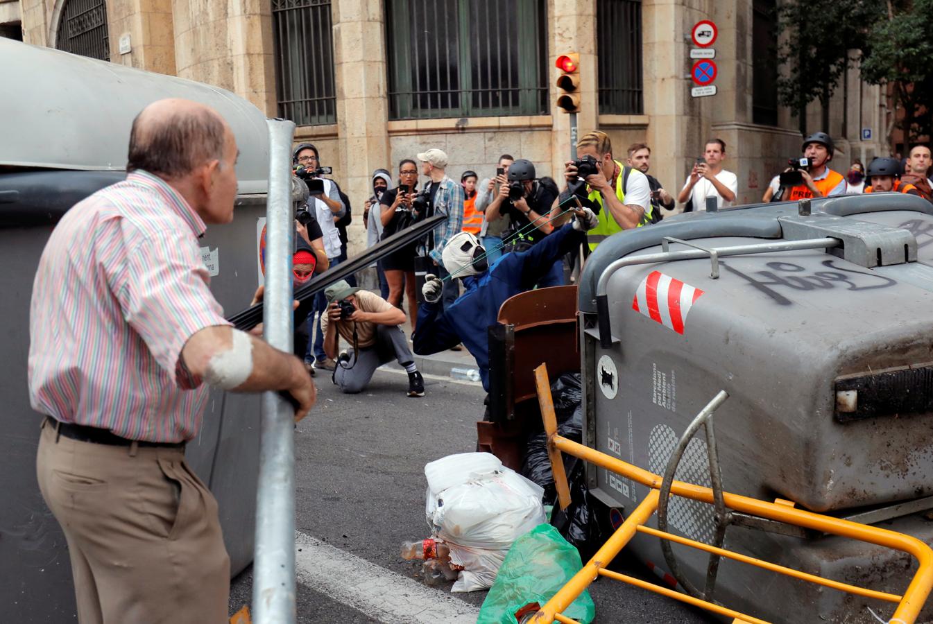 Las dos primeras de estas marchas, procedentes de Vic (Barcelona) y Berga (Barcelona), han entrado poco después del mediodía en la capital catalana por la avenida Meridiana, una de las principales arterias de la ciudad. 