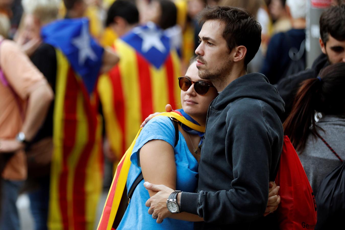 Dos manifestantes se abrazan en medio de las protestas. 